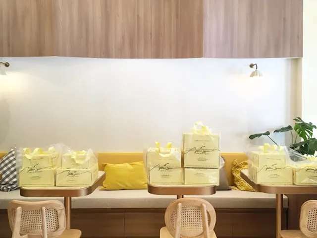 Yellow Spoon Pastry (Ekkamai Flagship Store)