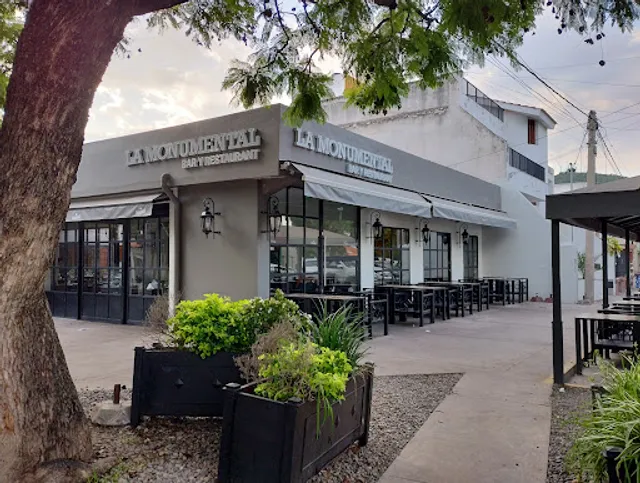 LA MONUMENTAL. Bar y Restaurant
