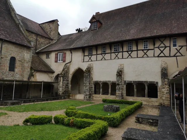 Abbaye bénédictine Saint-Ménélée