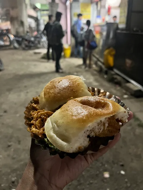 Shri Ganraj Vadapav Centre