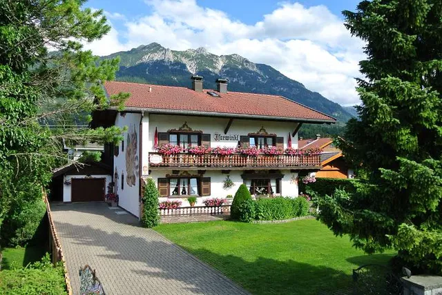 Ferienwohnungen u. Gästehaus "Isarwinkel" 4-Sterne