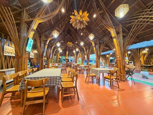 Nhà hàng Làng Việt