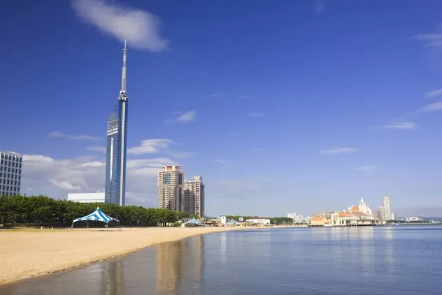 Momochi Seaside Park