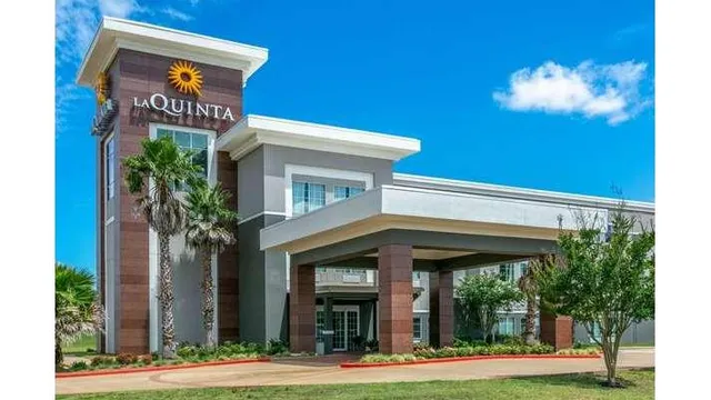 La Quinta Inn & Suites by Wyndham Jacksonville TX