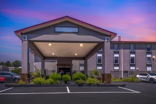 Red Roof Inn & Suites Clinton, MS