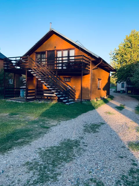 Domek nad jeziorem w Puszczy Augustowskiej