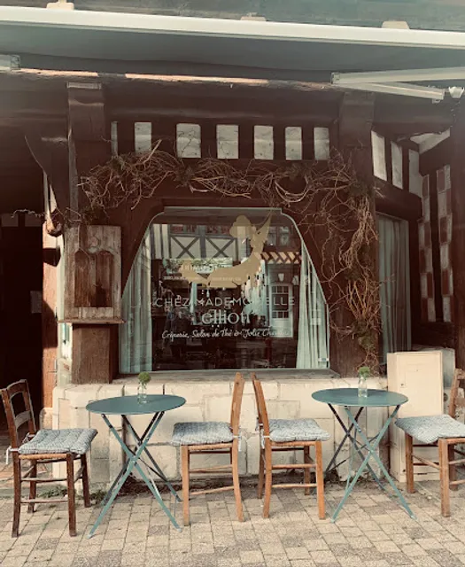 Chez mademoiselle elliott