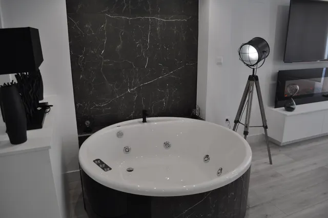 Black and White Suite Plaza