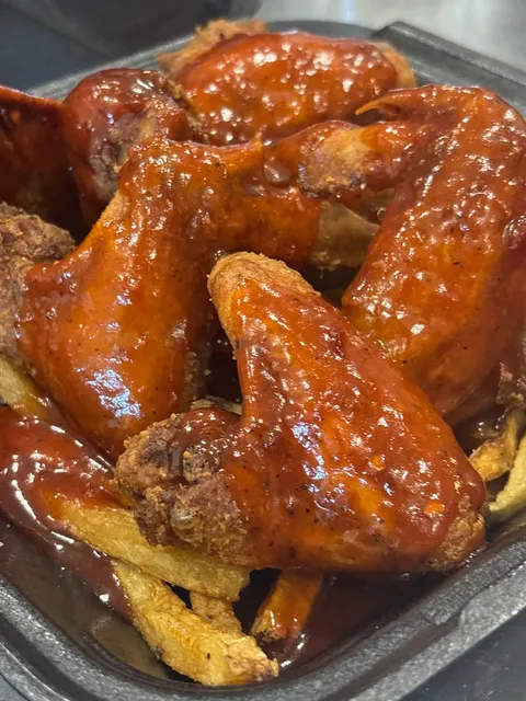 The Avenue Que and kitchen