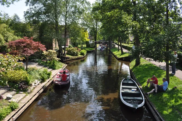 Giethoorn Eco Boat Rental & Tours