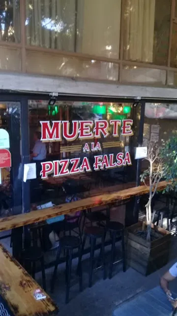 Pizzería "Muerte a la pizza falsa"