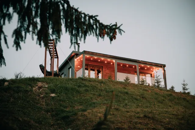 Laska. Будиночок на схилі