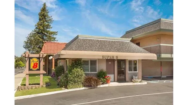 Super 8 by Wyndham Martinez