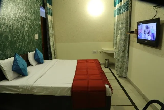 OYO 5027 Hotel Golden Plaza 2