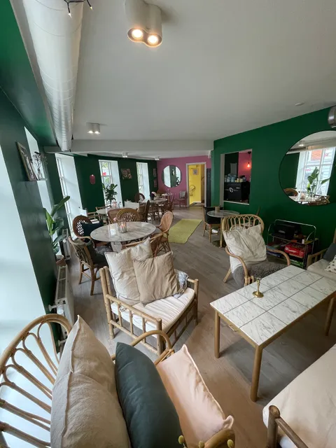 Den Gule Café - The Yellow Café