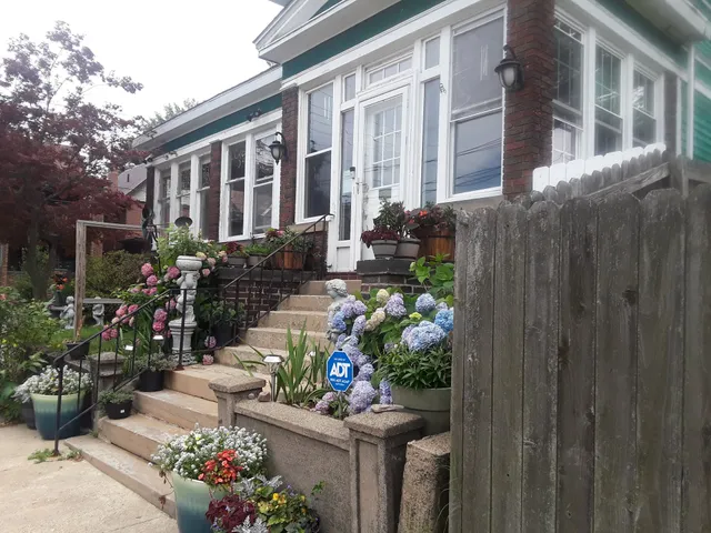 5 Star Victorian Mansion-Downtown. House Available