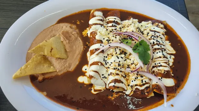 AM:PM 1122 CHILAQUILES & CHEVES