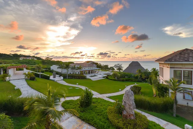 Las Verandas Hotel & Villas