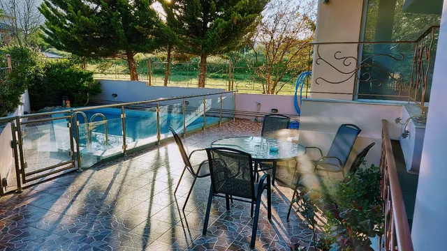 Violet "studio" με πισίνα