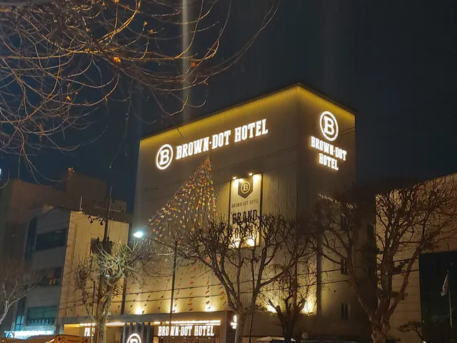 Brown-Dot Hotel
