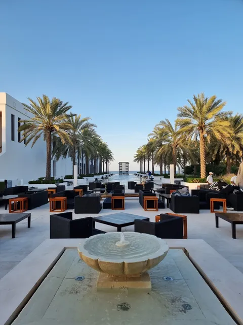 The Long Pool Cabana مطعم