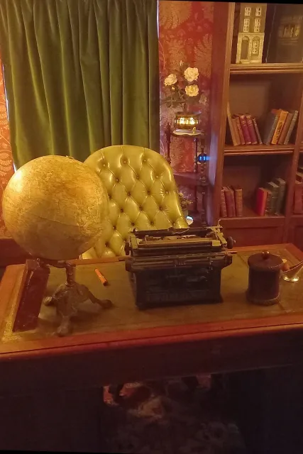 A Tourist’s Visit to 221B Baker Street in Our City! 🕵️‍♂️