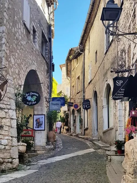 Southern France's Artistic Town of Saint Paul de Vence 🖼️🌺