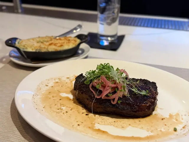 A Solo High-End Steak Experience in Chicago 🍷