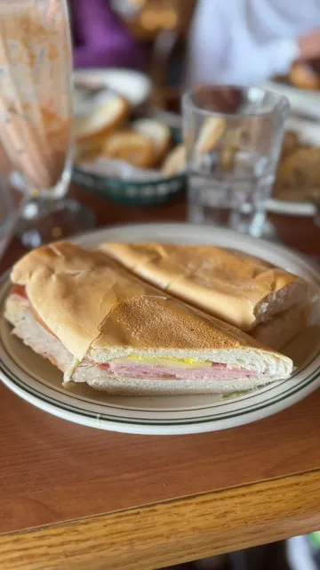 La Carreta Miami – The Older Brother of Versailles! 🎭