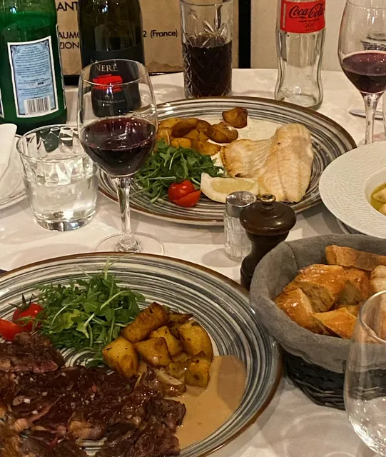 🍝 Discovering Paris' Hidden Gem: Where Celebrities Savor Creamy Pasta