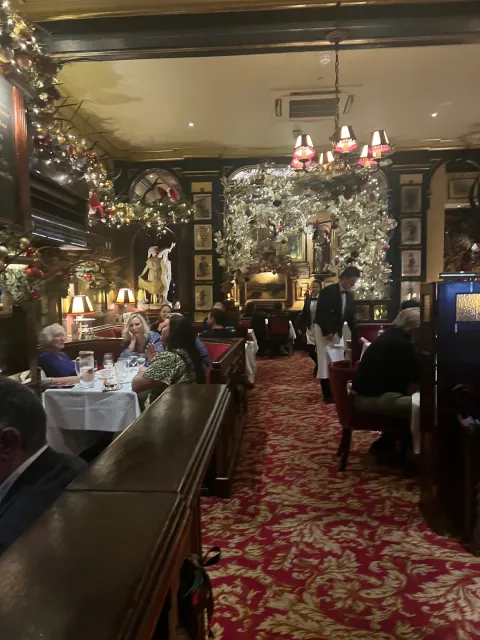 A Delicious Sunday Roast & Gorgeous Christmas Decor! 