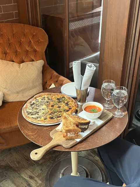 Chicago Allis | Instagram-Worthy Retro Brunch ☕️