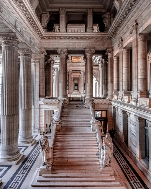 One of the World’s Largest Courts | Brussels’ Palais de Justice 🇧🇪