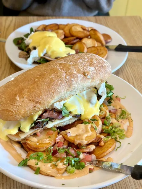 🍳 Victoria Locals' Favorite Brunch Spot with a FREE MEAL Hack! 🎉