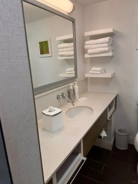 Unexpected Gem in LA: Affordable & Comfy Hotel Stay! 🏨💫