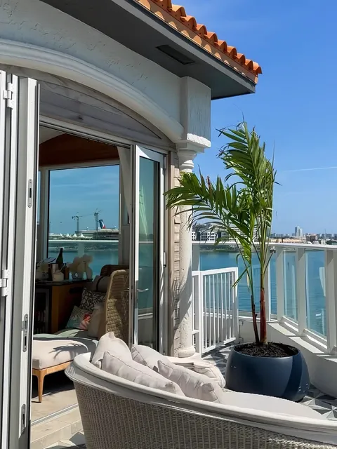 Crowning This Hotel as Miami's Most Beautiful, Affordable ! 💎