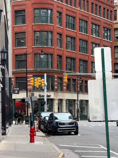 🇺🇸 Detroit: The Death and Rebirth of an Industrial City