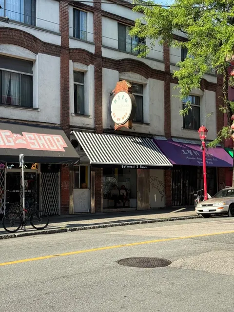🇨🇦 Vancouver's Chinatown Hidden Gem: Between2Buns Burger Heaven! 🍔