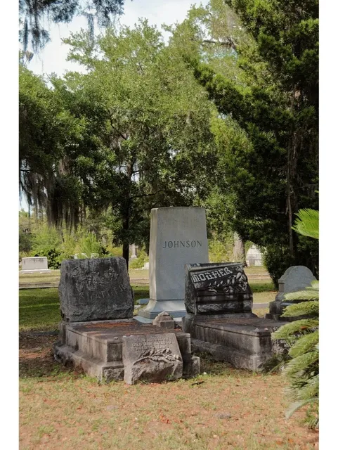 Episode Nine - A Stroll Through the Cemetery 🏛️🚶‍♂️📸（2）