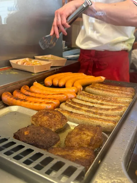 Curry 61: Berlin's Must-Try Sausage Joint 🌭