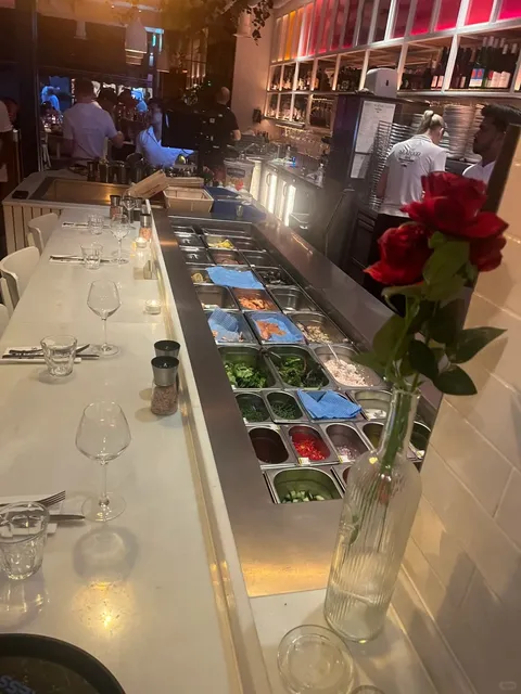 🇬🇧 The Seafood Bar: London’s Moody Mediterranean Catch! 🐟✨  