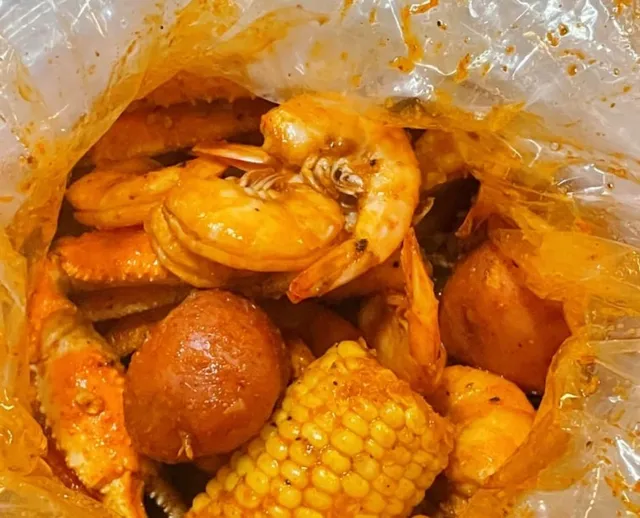 🦞 The Juicy Seafood | A Hands-On, Flavorful Feast in Savannah