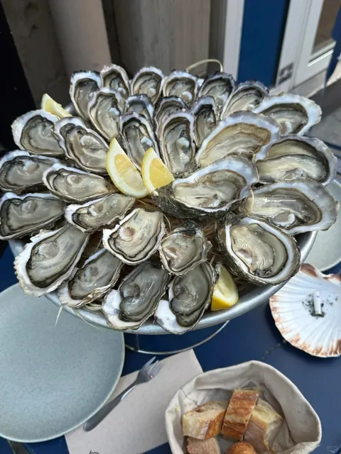 Paris Oyster Crawl: A Love Story with Shellfish! 🦪✨