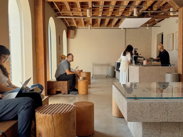 LA Cafe | So Chic & Luxe! ☕️✨