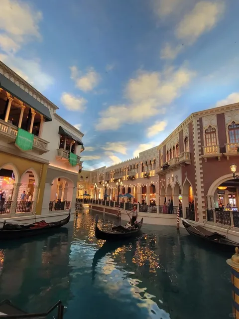 A Night Stroll Down the Las Vegas Strip 🌃✨