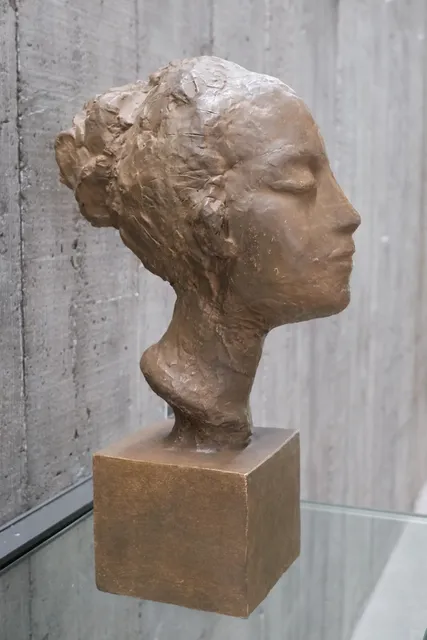 Duisburg Art Museum: A Haven for Figurative Sculptures 🎨🏛️