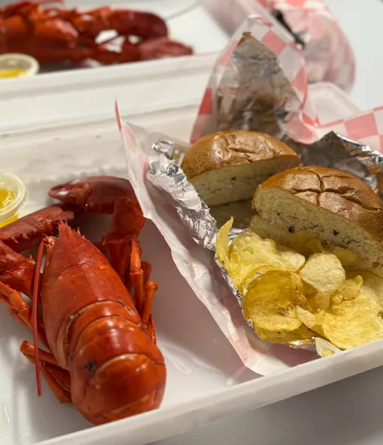Alive & Kicking Lobsters in Boston - A Lobster Feast! 🦞
