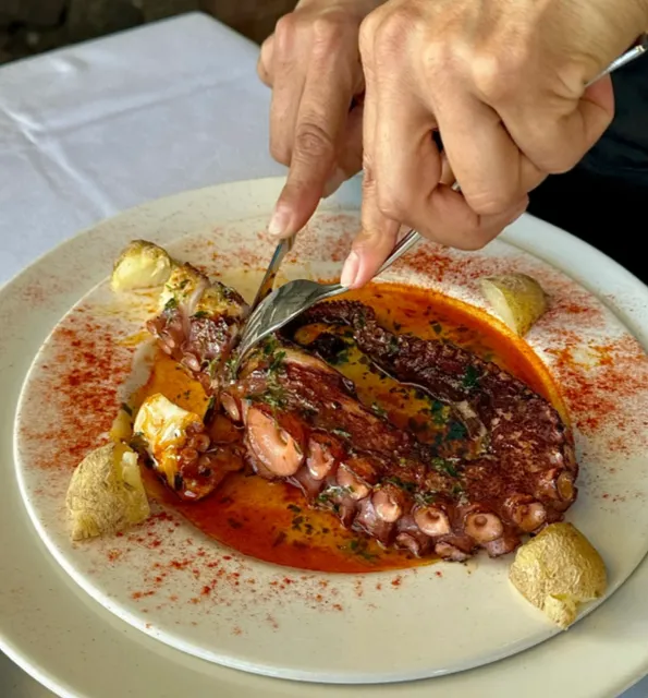 A restaurant with 3,700 reviews and a 4.8 rating is really worth it