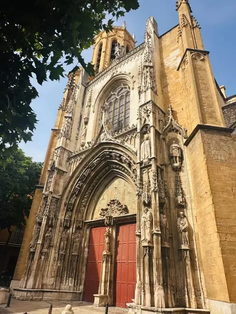 "Southern French Lifestyle: Aix-en-Provence" 🌿✨