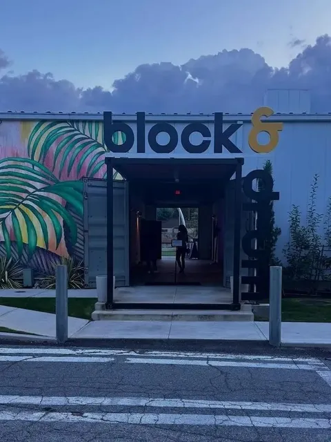 Daytime Coffee, Nighttime Bar – You Can Spend All Day Here! ☕️🍸